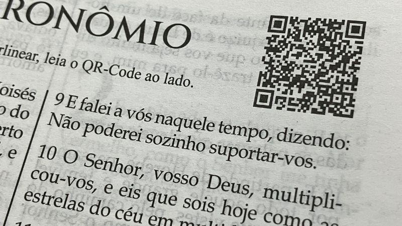 Lombada da Bíblia Septuaginta LXX em azul marinho com detalhes dourados e símbolo Chi-Rho